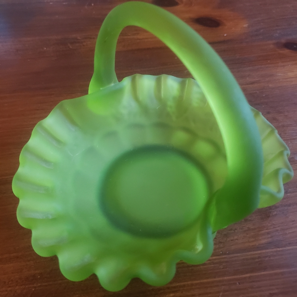 Vintage Westmoreland green frosted glass small basket - Picture 6 of 6
